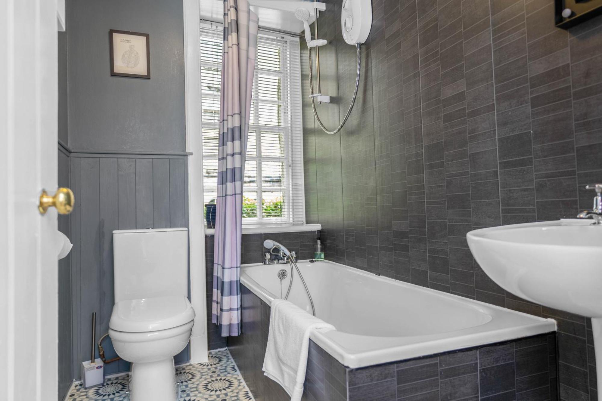 אדינבורו Charming Apartment In The Old Town מראה חיצוני תמונה